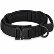Collier tactique Contrôle+ Cynana noir avec poignée, boucle métal et anneau en D, sur fond blanc