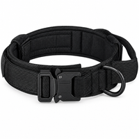 Collier tactique Contrôle+ Cynana noir avec poignée, boucle métal et anneau en D, sur fond blanc